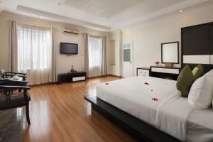 Giường trong phòng chung tại Serenity Villa Hotel