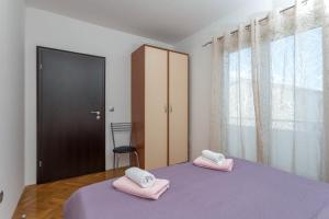 - une chambre avec 2 serviettes roses sur un lit dans l'établissement Stunning sea view apartment Ani, à Hvar