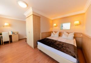 Postel nebo postele na pokoji v ubytování Hotel Royal