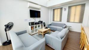 TV a/nebo společenská místnost v ubytování The Inn10 Pool Villa Pattaya, Entire Villa, 9 Bedrooms, Private Indoor Swimming Pool, ดิ อินน์เท็น