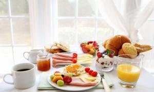 una mesa con una bandeja de alimentos y bebidas para el desayuno en Hotel Venture Near New Delhi International Airport en Nueva Delhi