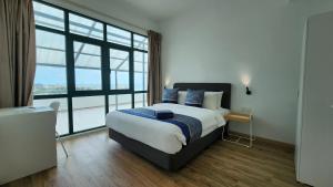Postel nebo postele na pokoji v ubytování The Penthouse and Suite SGR Melaka