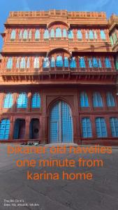 un edificio con las palabras desastre conocimiento antiguo a un minuto de casa del karma en Karina art Home stay, en Bikaner