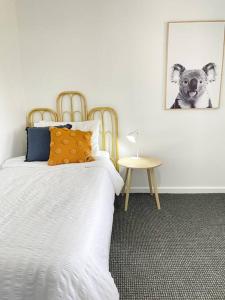 - une chambre avec un lit et une photo d'un chien dans l'établissement 83 Appin - Newly renovated house, à Wangaratta