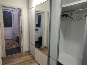 espejo en una habitación con pasillo en Casa Ioana en Târgu Mureș