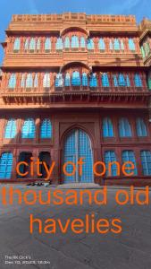 un edificio alto con las palabras ciudad de mil viejos remedios en Karina art Home stay, en Bikaner