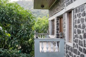 - Balcón de un edificio de piedra con ventana en SaffronStays Peshwaai, en Karjat