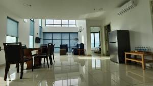 Kuchyň nebo kuchyňský kout v ubytování The Penthouse and Suite SGR Melaka