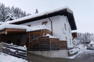 un bâtiment avec de la neige sur le toit dans l'établissement Ferienwohnung Haus Elisabeth, Ahornkaser, à Berchtesgaden