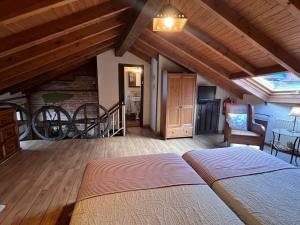 ein Schlafzimmer mit einem Bett in einem Zimmer mit Holzdecken in der Unterkunft casa rural casa cerezal in Cangas de Onís