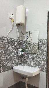 uma casa de banho com um lavatório e um WC. em आंगण होम स्टे em Malvan