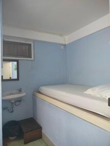 1 dormitorio con litera y lavamanos en wonderful hostel khaosan en Bangkok