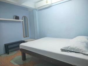 Cama en habitación con pared azul en wonderful hostel khaosan, en Bangkok