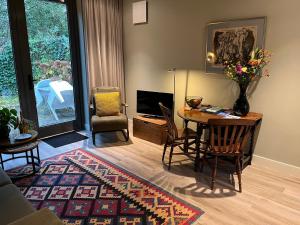 TV a/nebo společenská místnost v ubytování Luxe B&B "In de Schulp", ontspan en geniet van comfort en stijl