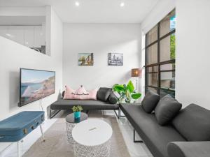 A seating area at Mordern Elegance Terrace House Alexandria Park