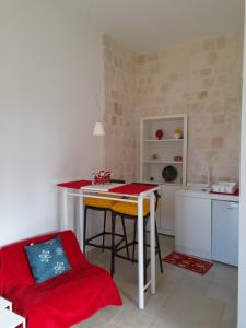 - une petite cuisine avec une table et un comptoir dans l'établissement CASA VACANZA DONNA LINA, à Conversano
