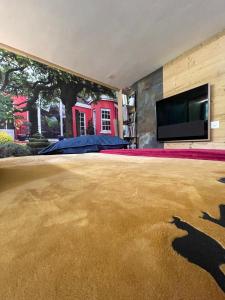 ein großes Wohnzimmer mit einem Flachbild-TV an der Wand in der Unterkunft Mazot Agora Suite - Pop-Up Gallery Experience Suite in Salvan