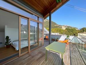 une chambre avec un balcon avec un lit et une table dans l'établissement Casa Alegría, à Trente