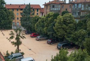 Um monte de carros estacionados num parque de estacionamento. em Hotel Roma em Palmanova