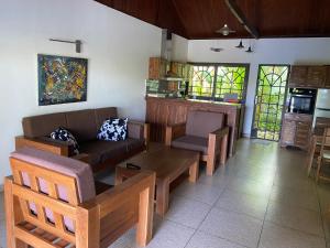 sala de estar con sofá y mesa en VILLABLANCA en Nosy Be