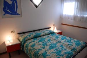 En eller flere senge i et værelse på Relaxing apartment with garden and pool + 27 billeder