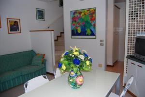 Et tv og/eller underholdning på Relaxing apartment with garden and pool