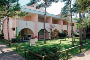 En have udenfor Relaxing apartment with garden and pool