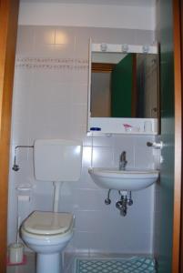 Et badeværelse på Relaxing apartment with garden and pool