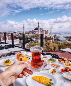 イスタンブールにあるHOTEL DUNAYのテーブル(食べ物、お茶付)