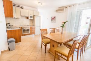 Kuchyňa alebo kuchynka v ubytovaní Apartments Basilea