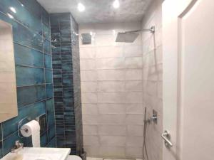 y baño con ducha, lavabo y aseo. en A cozy and modern apartment Krasno selo, en Sofía