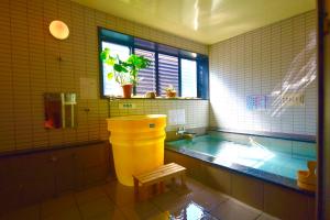 a swimming pool with a yellow bucket in a bathroom at OUTDOOR STYLE AMIDA in Shōgahora
