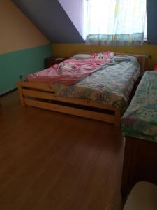 una camera da letto con un letto con lenzuola rosa sopra di Prashanti a Nivelles