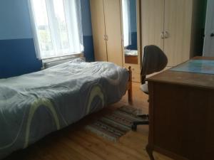 um quarto com uma cama, uma secretária e uma cadeira em Prashanti em Nivelles
