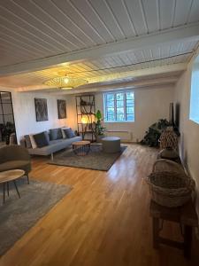 ein Wohnzimmer mit einem Sofa und einem Tisch in der Unterkunft Troldegaarden Guesthouse in Køge