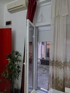 uma janela com vista para uma varanda em Cozy Max Studio em Jagodina