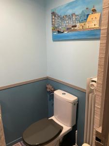 łazienka z toaletą z obrazem na ścianie w obiekcie Le cèdre bleu w mieście Liévin