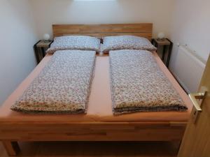 Lutzmannsdorf的住宿－Apartment Moser，两张带枕头的床铺,彼此相连
