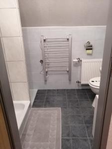 ein Badezimmer mit einem WC, einer Badewanne und einem Waschbecken in der Unterkunft Apartment Moser in Lutzmannsdorf