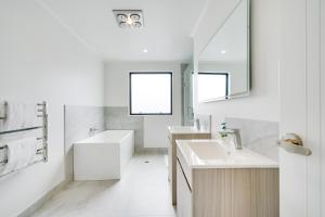 Ένα μπάνιο στο Fabulous River View - Brand New House In Hamilton