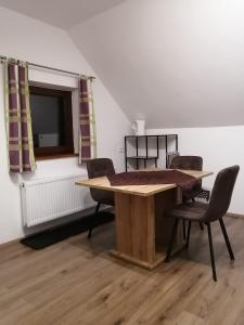 ein Esszimmer mit einem Holztisch und Stühlen in der Unterkunft Apartment Moser in Lutzmannsdorf