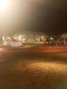 ein großes Kuppelgebäude bei Nacht mit einem Gebäude in der Unterkunft Family holiday home new beds in Bragança