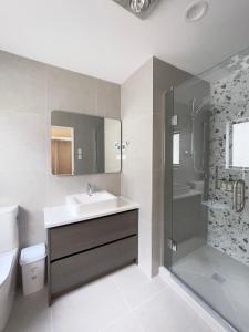 bagno con lavandino, doccia e servizi igienici di Murphys Guest Home ad Auckland