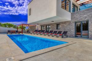 Bazén v ubytování Villa am Meer mit Pool & Kinderpool - Leon's Holiday Homes nebo v jeho okolí