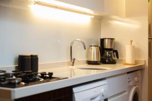 een aanrecht met een fornuis en een wastafel bij G&B MANSION in Istanbul +55 foto's