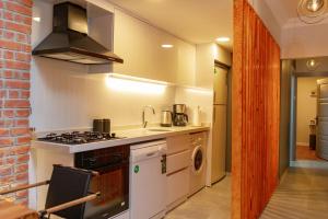 Il comprend une cuisine équipée d'une cuisinière et d'un lave-linge/sèche-linge. dans l'établissement G&B MANSION, à Istanbul
