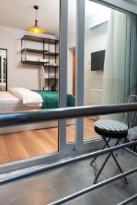 Cet appartement comprend une chambre et un balcon avec une chaise. dans l'établissement G&B MANSION, à Istanbul