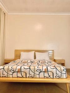 um quarto com uma cama grande e 2 almofadas em House in Kampala em Kampala