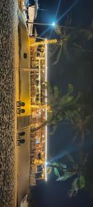 uma vista superior de um edifício com palmeiras em Anthy’s Guesthouse and Restaurant em Benaulim