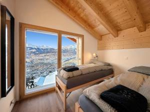 1 dormitorio con 2 camas y ventana grande en Chalet Commaraf! - Swiss Alp 4 Vallees en Agettes